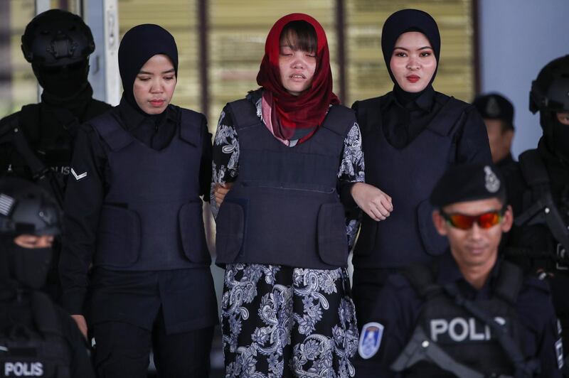 epa07435470 Vietnamese Doan Thi Huong (C) who was detained in connection with the death of Kim Jong-Nam, cries as she is escorted by Malaysian police officers leaving the Shah Alam High Court, Shah Alam, Malaysia, 14 March 2019. Doan Thi Huong from Vietnam charged with murder under Section 302 of the penal code, which carries mandatory death sentence if found guilty, pleaded not guilty during the murder trial.  EPA/FAZRY ISMAIL