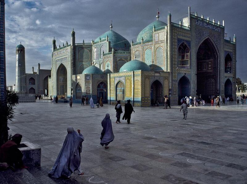 Salat at Blue Mosque in Mazar-e-Sharif, 1992. Copyright ©Steve McCurry / Magnum Photos