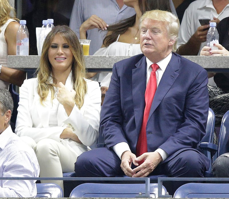 epa04921157 Republican presidential hopeful Donald Trump (R) and his wife Melania (L) watch as Venus Williams of the US plays Serena Williams of the US during their quarterfinals match on the ninth day of the 2015 US Open Tennis Championship at the USTA National Tennis Center in Flushing Meadows, New York, USA, 08 September 2015. The US Open runs through 13 September, which is a return to a 14-day schedule.  EPA/ANDREW GOMBERT