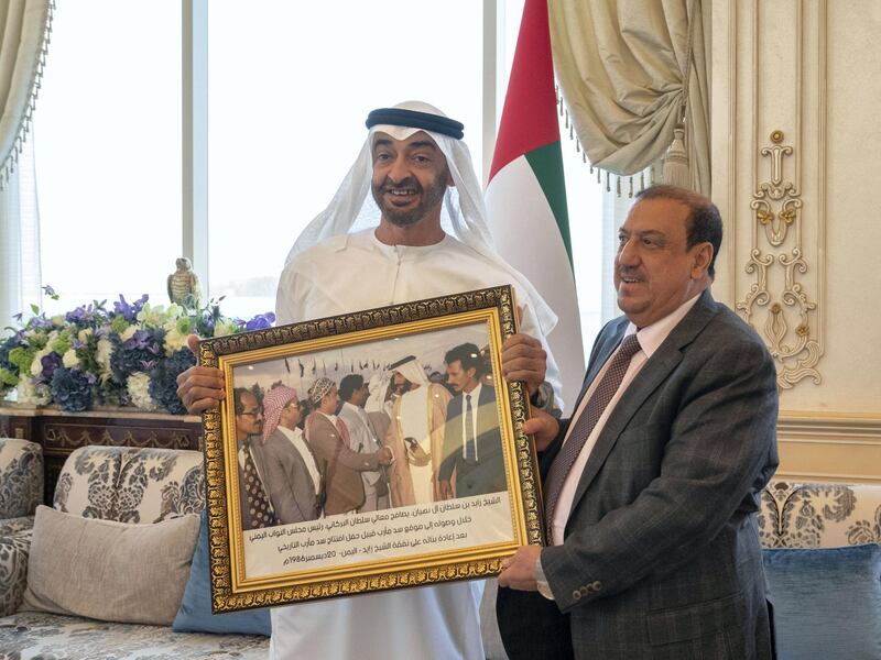 ABU DHABI, UNITED ARAB EMIRATES - July 15, 2019: HH Sheikh Mohamed bin Zayed Al Nahyan, Crown Prince of Abu Dhabi and Deputy Supreme Commander of the UAE Armed Forces (L), receives a gift of a framed photograph from Sultan Al Burkani, Speaker of the Yemeni Parliament (R), during a Sea Palace barza.

( Mohamed Al Hammadi / Ministry of Presidential Affairs )
---