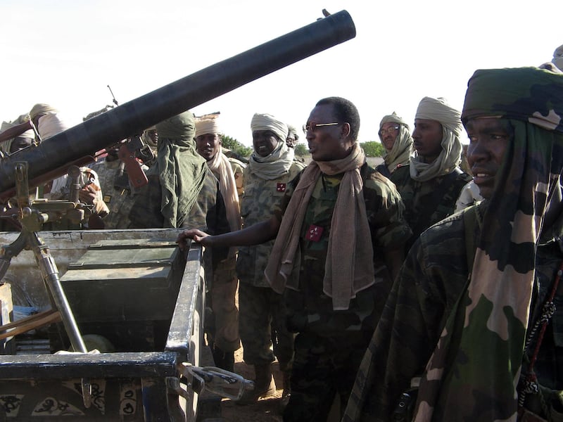 Idriss Deby (C) inspects a seized rebel technical in Adre, Chad in December 2006. AFP