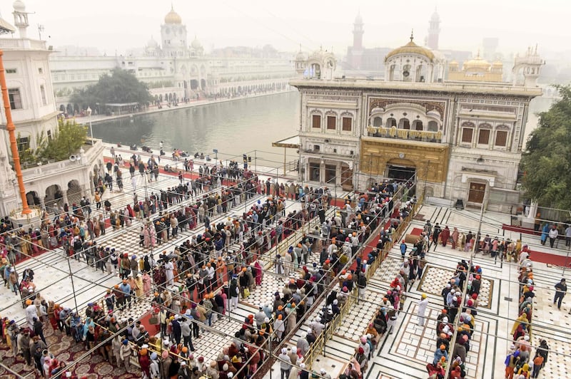 Sikh devotees gather to pay respect on the occasion of Bandi Chhor Divas, a Sikh festival coinciding with Diwali, the Hindu festival of light, at the Golden Temple in Amritsar on November 14, 2020. / AFP / NARINDER NANU
