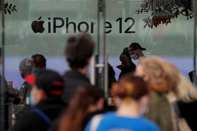 FILE PHOTO: Customers wait in line outside an Apple Store to pick up Apple's new 5G iPhone 12 in Brooklyn, New York, U.S. October 23, 2020.  REUTERS/Brendan McDermid/File Photo
