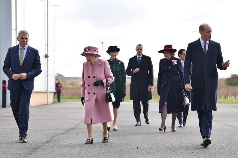 SALISBURY, ENGLAND - OCTOBER 15: Britain's Queen Elizabeth II (C) and Prince William, Duke of Cambridge (R) arrive with Dstl Chief Executive Gary Aitkenhead (L) at the Energetics Analysis Centre as they visit the Defence Science and Technology Laboratory (Dstl) at Porton Down science park on October 15, 2020 near Salisbury, England. The Queen and the Duke of Cambridge visited the Defence Science and Technology Laboratory (Dstl) where they were to view displays of weaponry and tactics used in counter intelligence, a demonstration of a Forensic Explosives Investigation and meet staff who were involved in the Salisbury Novichok incident. Her Majesty and His Royal Highness also formally opened the new Energetics Analysis Centre. (Photo by Ben Stansall - WPA Pool/Getty Images)