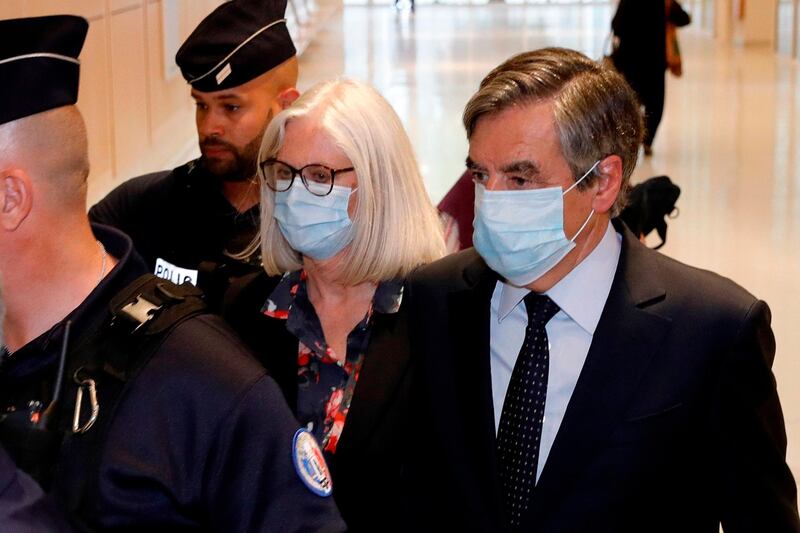 CORRECTION / Former French Prime minister Francois Fillon (R) and his wife Penelope Fillon (2nd-R) leave the Paris' courthouse on June 29, 2020 after a ruling on a trial for embezzlement in the context of an alleged job fraud. Francois Fillon, his wife Penelope and his former substitute at the National Assembly, Marc Joulaud were on trial in Paris for the fictitious jobs Penelope Fillon allegedly benefited from.
 / AFP / Thomas SAMSON
