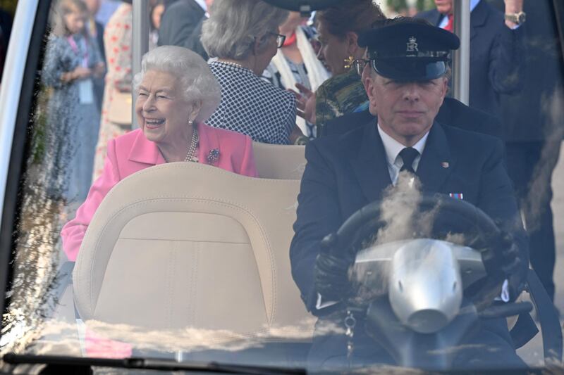 To help with her mobility, Queen Elizabeth was driven around the vast Chelsea Flower Show site in an electric buggy with a uniformed chauffeur at the wheel. AFP