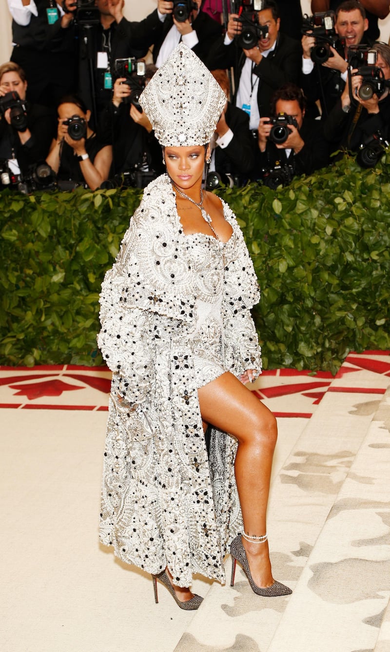 epa06717934 Rihanna arrives on the red carpet for the Metropolitan Museum of Art Costume Institute's benefit celebrating the opening of the exhibit 'Heavenly Bodies: Fashion and the Catholic Imagination' in New York, New York, USA, 07 May 2018. The exhibit will be on view at the Metropolitan Museum of Art's Costume Institute from 10 May to 08 October 2018.  EPA-EFE/JUSTIN LANE