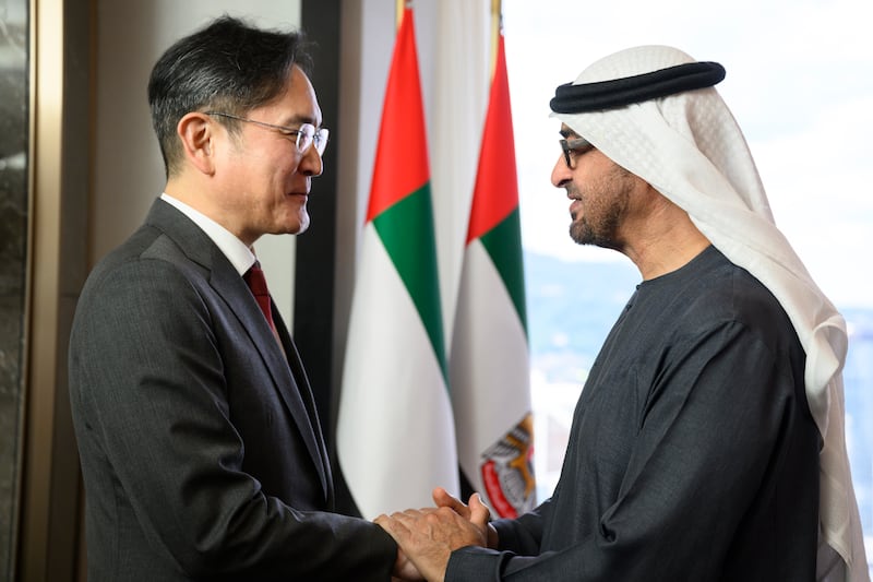 Sheikh Mohamed greets Dr Lee Jae-yong, chairman of Samsung Group. Rashed Al Mansoori / UAE Presidential Court 