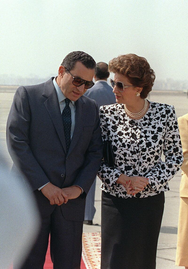 Egyptian President Hosni Mubarak speaks to his wife Susan, at Cairo airport, 11 October 1987 (Photo by MIKE NELSON / ARCHIVES / AFP)