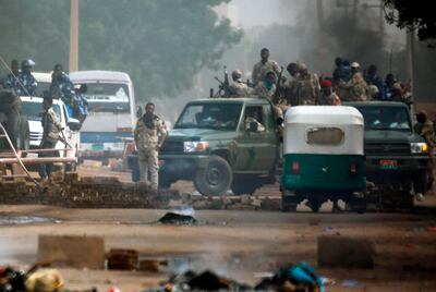 Sudanese forces are deployed around Khartoum's army headquarters on June 3, 2019 as they try to disperse Khartoum's sit-in. At least two people were killed Monday as Sudan's military council tried to break up a sit-in outside Khartoum's army headquarters, a doctors' committee said as gunfire was heard from the protest site.
 / AFP / ASHRAF SHAZLY
