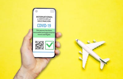2EAG31M Coronavirus vaccination certificate or vaccine passport for travellers concept. COVID-19 immunity e-passport in the smartphone mobile app for internat