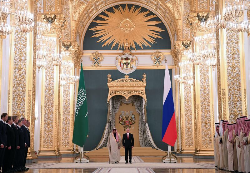 Russian President Vladimir Putin and Saudi Arabia's King Salman attend a welcoming ceremony ahead of their talks at the Kremlin in Moscow, Russia, October 5, 2017. REUTERS/Yuri Kadobnov/Pool