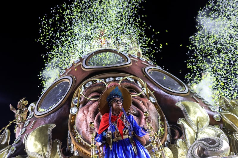 A reveller from Imperatriz Leopoldinense samba school performs during the second night of the carnival parade at the Sambadrome, in Rio de Janeiro, Brazil February 21, 2023.  REUTERS / Ricardo Moraes     TPX IMAGES OF THE DAY