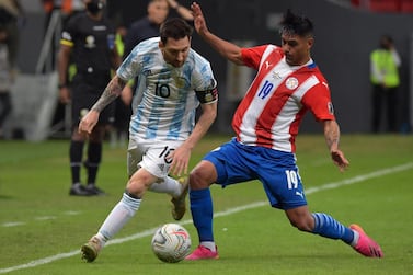 TOPSHOT - Argentina's Lionel Messi (L) and Paraguay's Santiago Arzamendia vie for the ball during their Conmebol Copa America 2021 football tournament group phase match at the Mane Garrincha Stadium in Brasilia on June 21, 2021. / AFP / NELSON ALMEIDA