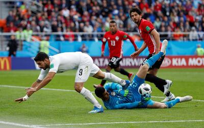 Soccer Football - World Cup - Group A - Egypt vs Uruguay - Ekaterinburg Arena, Yekaterinburg, Russia - June 15, 2018   Uruguay's Luis Suarez is dispossessed by Egypt's Mohamed El-Shenawy as he attempts to dribble past   REUTERS/Andrew Couldridge