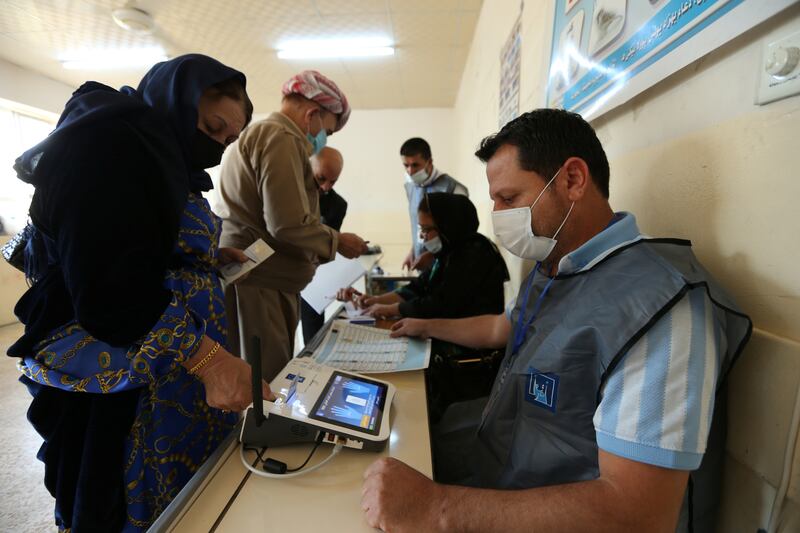 A woman casts her vote in Duhok. Photo: Reuters