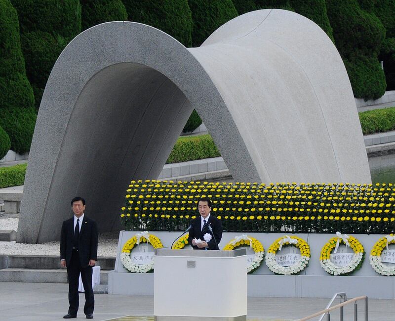 Japanese Prime Minister Naoto Kan (C) makes a speech at the Peace Memorial Park during the service to commemorate the 1945 atomic bombing of Hiroshima at Hiroshima on August 6, 2011. Japan marks the 66th anniversary of US atomic bombing of Hiroshima as the country struggles to end a crisis at a nuclear power plant ravaged by the March quake-tsunami disaster.  AFP PHOTO / TORU YAMANAKA
 *** Local Caption ***  560315-01-08.jpg