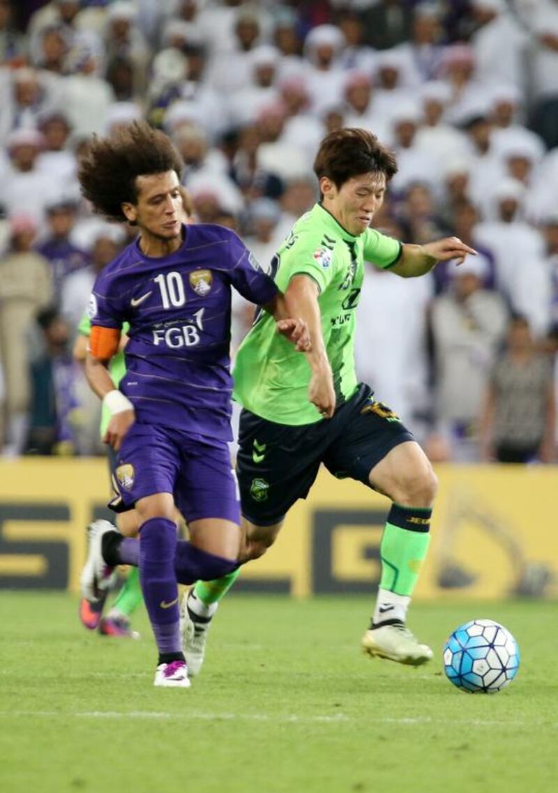 Omar Abdulrahman tussles with Kim Bo Kyung during the Asian Champions League final second leg. Pawan Singh / The National