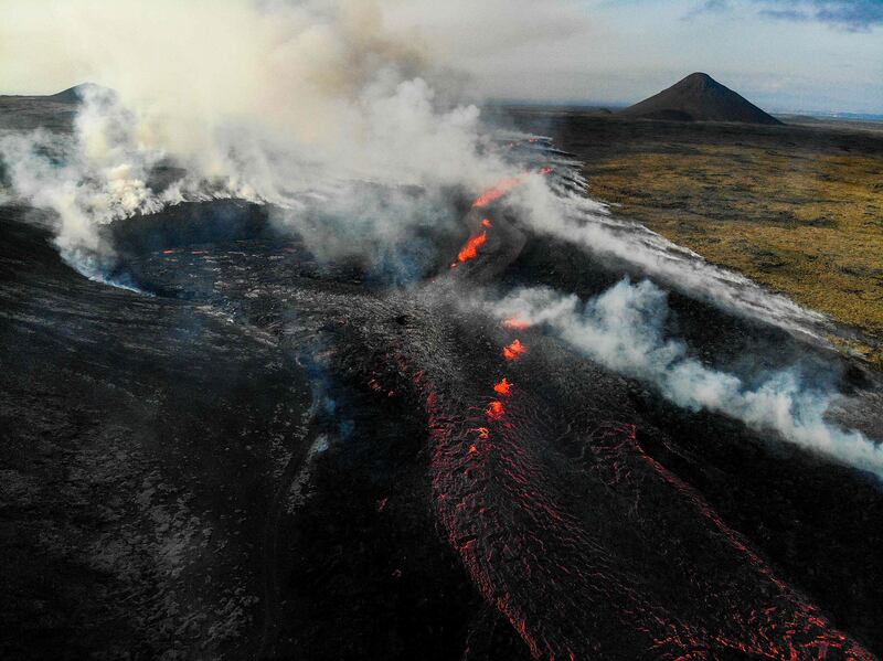 The lava leaves an eerie stream of smoke near Litli Hrutur