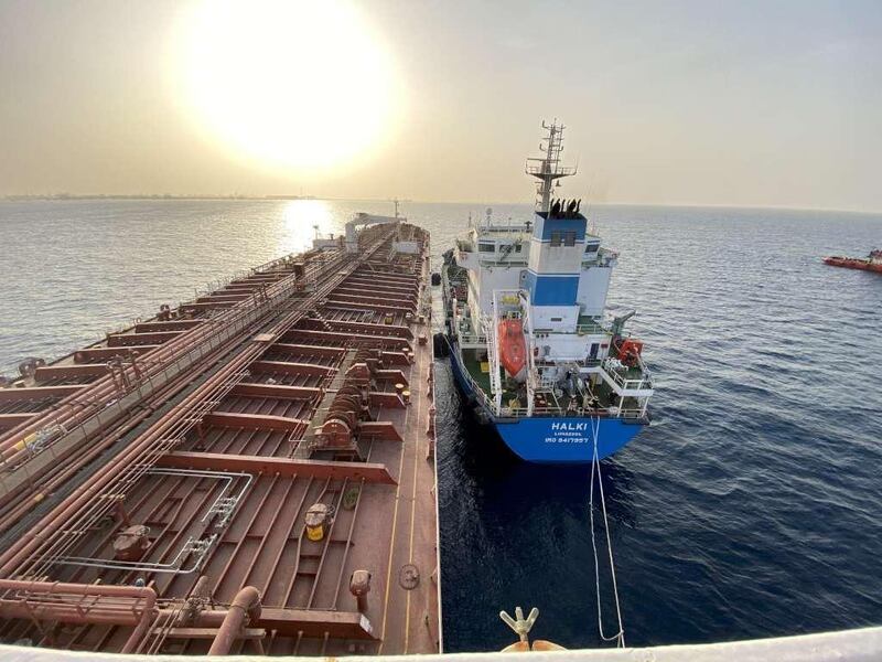 Dhahran, Saudi Arabia, June 29 – Aramco Trading Company (ATC), a wholly-owned subsidiary of Saudi Aramco and its commercial trading arm, today announced it hascommenced bunkering operations at Yanbu Industrial Port, in Saudi Arabia, in collaboration with the Ministry of Energy, the Saudi Customs Authority and the Saudi Ports Authority (Mawani).
ATC has commissioned a 6,000-deadweight tonnage (DWT) barge, the MT Halki, equipped with mass flow meters. Its first delivery of 1,600 metric tons (MT) of very low sulphur fuel oil to MT Lake Trout complied with International Maritime Organization regulations, which mandate a maximum sulphur content of 0.5%. The logistics turnaround time also met international standards. Photo: Aramco Trading Company