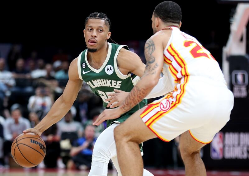 Lindell Wigginton of Milwaukee tries to get past the Atlanta defence.