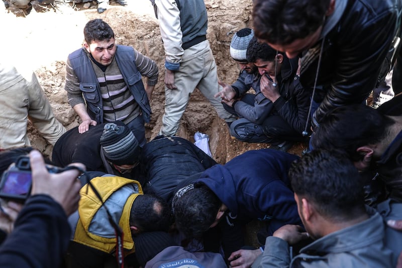 epa06458930 Volunteers of the White Helmets react during the funeral of a killed colleague named 28-years old Mohammed Buidany, who died during his job earlier in the day, after shelling on Douma, Syria, 20 January 2018. According to reports, 15 people were killed in eastern al-Ghouta Douma shelling, including Mohammed al-Buidany, a volunteer of Syrian civil defense organization White Helmets.  EPA/MOHAMMED BADRA