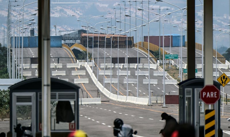 General view of the blocked Tienditas bridge in Urena, Tachira state, Venezuela, on the border with Colombia, on February 21, 2019. Venezuelan opposition leader Juan Guaido defiantly set out Thursday to personally collect US-supplied food and medicine stockpiled in Colombia, where President Maduro has already ordered the military to barricade a major border bridge to prevent supplies from entering the country from Cucuta. / AFP / Juan BARRETO
