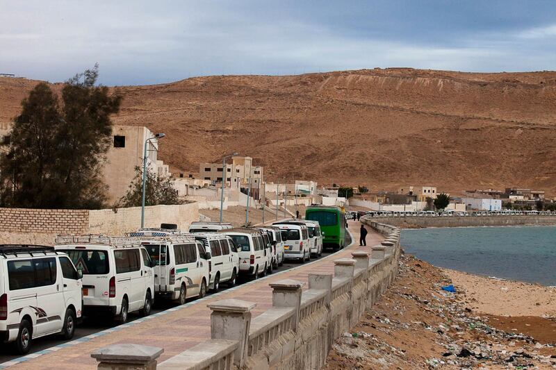 Tens of taxis wait in line to reach the Sallum border crossing with Libya on February 24, 2011 in order to transport Egyptians fleeing the political turmoil in the midst of an insurrection against Moamer Kadhafi's regime. AFP PHOTO/TREVOR SNAPP (Photo by Trevor Snapp / AFP)