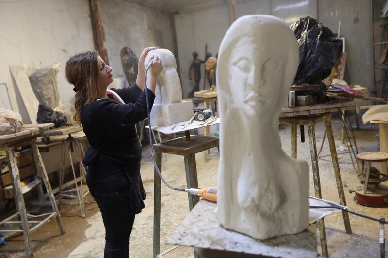 Karmal Mahmood Ali, who works as a sculptor and a teacher at the College of Fine Arts, sculpts during a training in Baghdad, Iraq January 23, 2022.  Picture taken January 23, 2022.  REUTERS / Alaa Al-Marjani