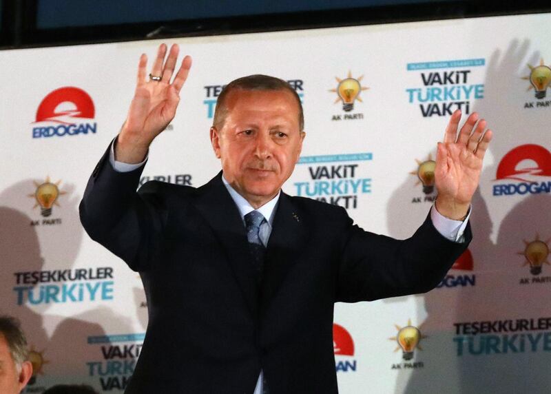 Turkish President Tayyip Erdogan greets supporters at the AKP headquarters in Ankara, Turkey June 25, 2018. / AFP / Adem ALTAN
