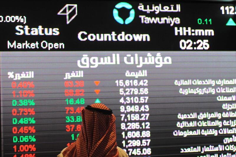 (FILES) This file photo taken on December 14, 2016 shows a Saudi investor inspecting the stock exchange monitors at the Saudi Stock Exchange, or Tadawul, in the capital Riyadh.
Shares in Kingdom Holding, 95 percent of which is owned by billionaire Prince Al-Waleed bin Talal, dived 9.9 percent as the Saudi stock exchange opened on November 5, 2017 after reports of his arrest. The Saudi Tadawul All-Shares Index (TASI) also dropped 1.6 percent only a minute after the start of trading on the Arab world's largest stock market following a sweeping crackdown on corruption that saw the arrest of leading royals and businessmen. / AFP PHOTO / FAYEZ NURELDINE