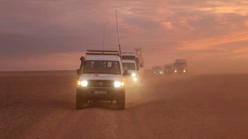 epa07140670 A handout photo made available by Syrian Arabic Red Crescent (SARC) shows UN and SARC convoy driving to deliver humanitarian assistance to displaced Syrians at Rukban camp near the Jordanian border, south-east Syria, 04 November 2018. According to the UN, an operation to deliver humanitarian assistance to 50,000 people in need at Rukban camp in south-east Syria started on 04 November and is expected to take up to four days, the first of kind since the last UN delivery in January 2018, delivered through Jordan.  EPA/SARC HANDOUT BEST QUALITY AVAILABLE HANDOUT EDITORIAL USE ONLY/NO SALES