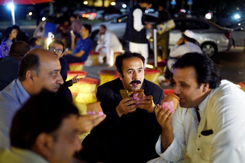 Pakistani people gather to drink tandoori tea in clay pots at a market in Islamabad. It's a cuppa like no other. Every evening in Islamabad a crowd arrives at Sanaullah's street stall to taste his "tandoori chai" - milk tea served in terracotta mugs, still hot from his traditional oven. The old-fashioned cups are placed directly inside the tandoor, where they are baked at high temperatures. Photo: AFP