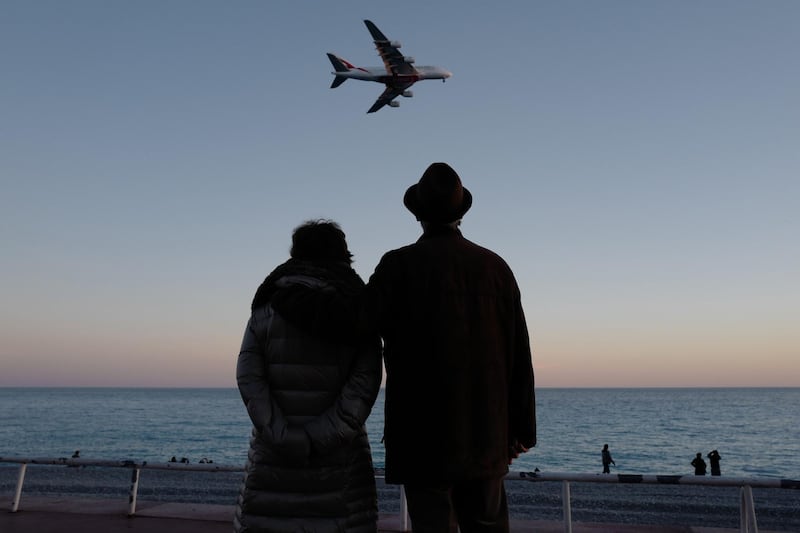 People look at a Emirates A380 airbus landing on the French riviera city of Nice on December 25, 2018. / AFP / VALERY HACHE
