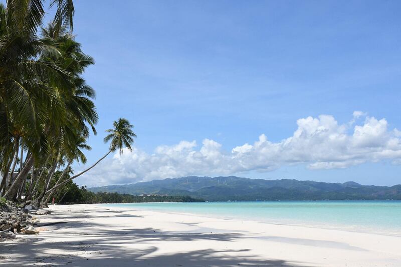 This photo taken on June 17, 2020 shows a general shot of empty famous white beach of Boracay Island in central Philippines, as community quarantine against COVID-19 still continues throughout the country, with foreign tourists still banned on beaches. (Photo by Ernesto CRUZ / AFP)