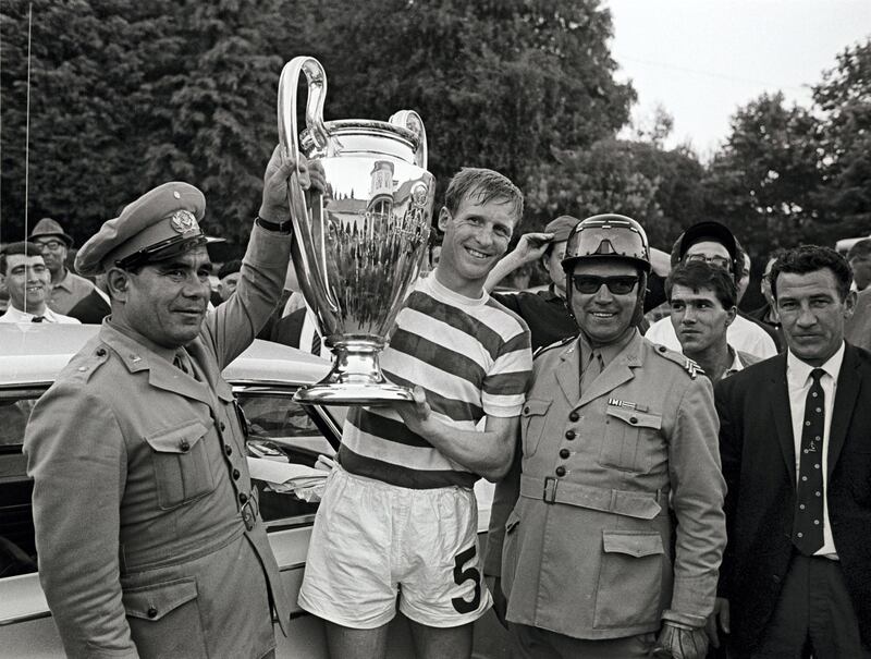 Billy McNeill of Celtic (C) during the Europa Cup match between Celtig Glasgow and Inter Milan on May 25, 1967 at Lissabon, Portugal(Photo by VI Images via Getty Images)