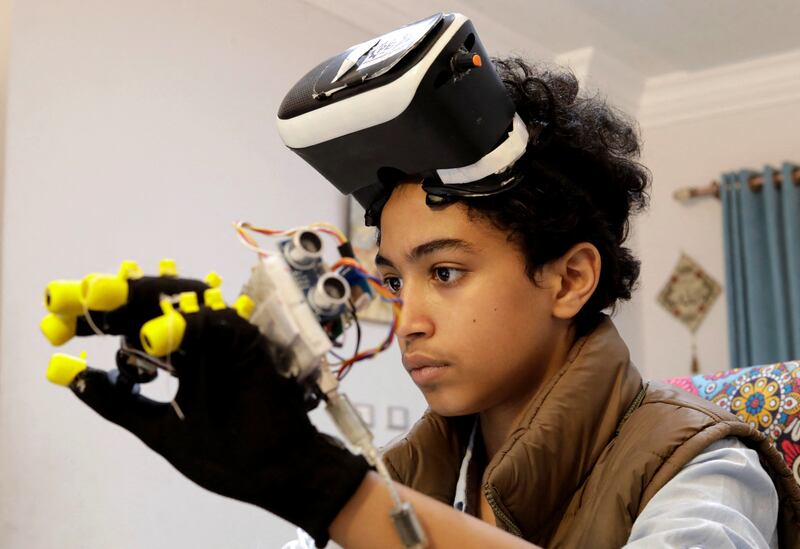 Omar Wael, a 13-year-old Egyptian developer, wears a virtual reality (VR) device as he works at his home in Alexandria, Egypt, May 23, 2022.  Picture taken May 23, 2022.  REUTERS / Mohamed Abd El Ghany