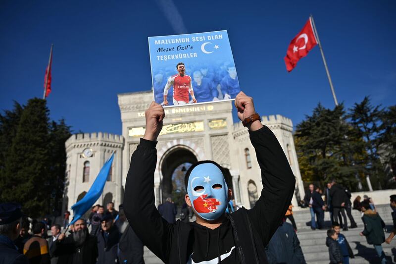 (FILES) In this file photo taken on December 14, 2019 a supporter of China's Muslim Uighur minority holds a placard of Arsenal's Turkish origin German midfielder Mesut Ozil reading "Thanks for being our voice" during a demonstration at Beyazid square in Istanbul. US Secretary of State Mike Pompeo on December 17, 2019 denounced China for its heavy-handed actions against Arsenal over footballer Mesut Ozil's support for incarcerated Uighurs, saying Beijing could not hide reality. Arsenal distanced itself from Ozil but Beijing dropped state television broadcasts of the English Premier League club's Sunday match -- a move that could have major commercial ramifications in the lucrative Chinese market.
 / AFP / Ozan KOSE
