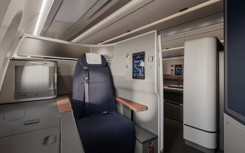 The suites in business class have chest-high walls and sliding doors. Photo: Lufthansa