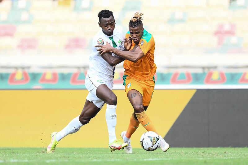 Sierra Leone's Mustapha Bundu (fights for the ball with Wilfred Zaha of the Ivory Coast. AFP