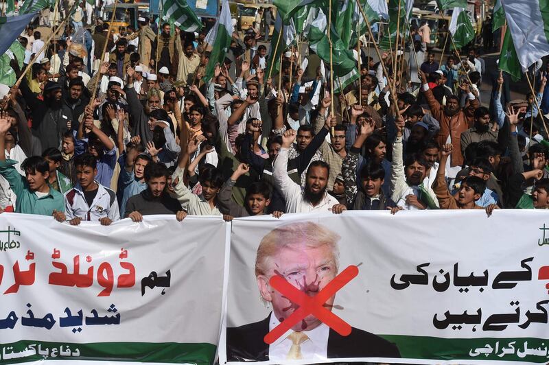 Activists of the Difa-e-Pakistan Council shout anti-US slogans at a protest in Karachi on January 2, 2018. 
Pakistan has summoned the US ambassador, an embassy spokesman said January 2, in a rare public rebuke after Donald Trump lashed out at Islamabad with threats to cut aid over "lies" about militancy. / AFP PHOTO / ASIF HASSAN