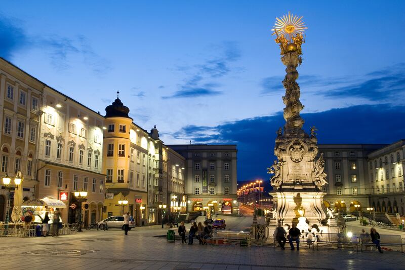 Austria, Linz, Hauptplatz, main square of the city and the baroque column of the Holy Trinity erected in 1723 (Getty Images) *** Local Caption ***  wk08ja-tr-mkop-linz.jpg