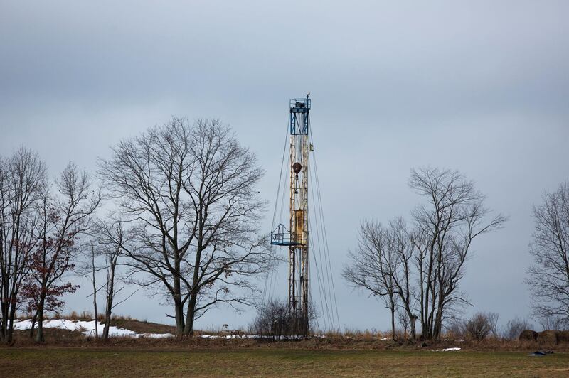 FILE PHOTO: A Natural Gas rig operated by Chesapeake is picture in Bradford County, Pennsylvania just outside the town of Wyalusing, January 13, 2013.  Wyalusing is located in the center of the Marcellus Shale, a deep repository of natural gas that runs through West Virginia, Ohio, Pennsylvania and New York, that the energy industry has aggressively sought to drill. Picture taken January 13, 2013.     REUTERS/Brett Carlsen/File Photo