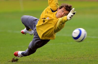 Arsenal's German goalkeeper Jens Lehman dives after the ball during a practice session at the club's training compound in north London,  18 April 2006 ahead of their first leg semi-final match against Spanish side Villarreal 19 April. AFP PHOTO / ODD ANDERSEN (Photo by ODD ANDERSEN / AFP)