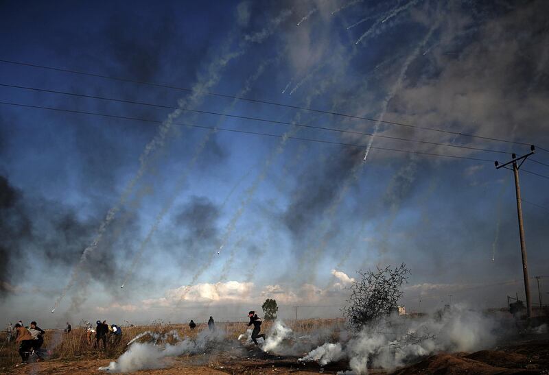 epa06392202 Palestinian protesters run for cover during clashes near the border with Israel, against US President decision to recognize Jerusalem as the capital of Israel, in the east of Gaza City, 15 December 2017. Two Palestinians were killed during the clashes in the east of Gaza Strip. US president Donald J. Trump on 06 December announced he is recognizing Jerusalem as the Israel capital and will relocate the US embassy from Tel Aviv to Jerusalem.  EPA/MOHAMMED SABER