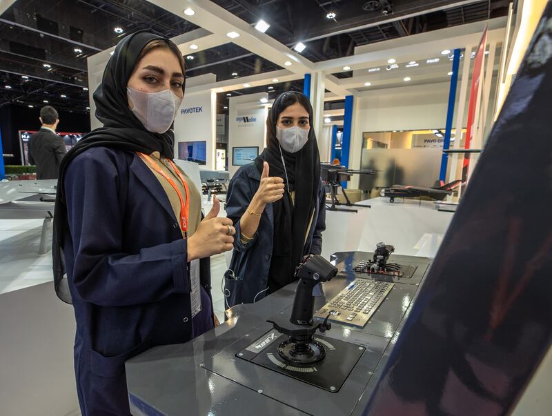 Emirati aeronautical engineers test the Interdata system at UMEX.