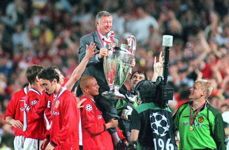 BARCELONA, SPAIN - MAY 26:  CHAMPIONS LEAGUE 98/99 Finale in Barcelona; MANCHESTER UNITED - FC BAYERN MUENCHEN 2:1; TRAINER Alex FERGUSON mit Pokal und TEAM MANCHESTER  (Photo by Alexander Hassenstein/Bongarts/Getty Images)
