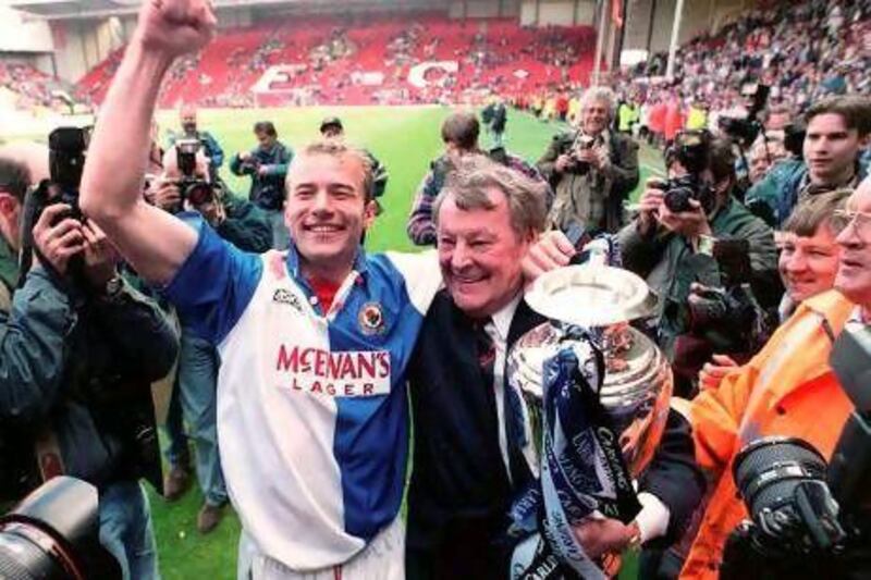 Blackburn Chairman Jack Walker (R) and Alan Shearer celebrate their team title of the England Championship, the first since 1914, after their lost match over Liverpool (1-2). AFP PHOTO