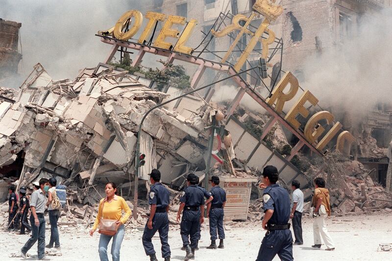A photo taken 21 September 1985 shows the ruins of Hotel Regis, flattened in the 19 September earthquake, that struck Mexico City, killing up to 30 000  people. AFP PHOTO DERRICK CEYRAC / AFP PHOTO / DERRICK CEYRAC
