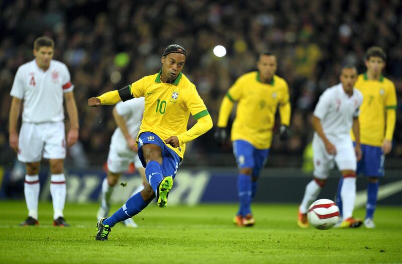 Brazil's midfielder Ronaldinho (C) takes a penalty kick that is saved by England's goalkeeper Joe Hart during the international friendly football match between England and Brazil at Wembley Stadium in north London on February 6, 2013.  AFP PHOTO / ADRIAN DENNIS    NOT FOR MARKETING OR ADVERTISING USE / RESTRICTED TO EDITORIAL USE (Photo by ADRIAN DENNIS / AFP)